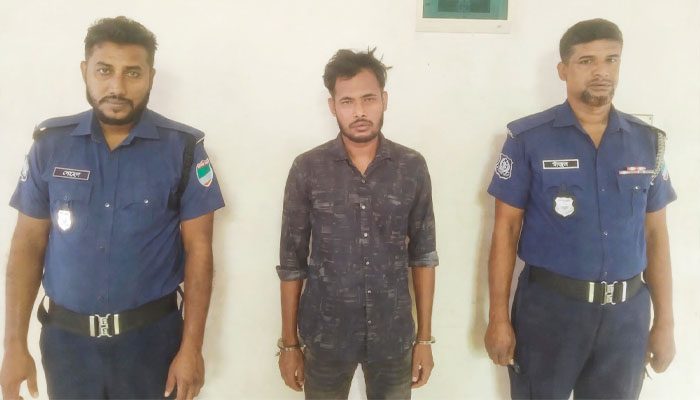 দেবহাটায় ১৬৯ বোতল ভারতীয় মাদকসহ আটক ১ দেবহাটায় ১৬৯ বোতল ভারতীয় মাদকসহ আটক ১