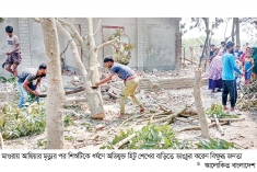 ক্ষোভে ফুঁসছে মাগুরাবাসী গুঁড়িয়ে দিল ধর্ষকের বাড়ি  