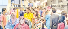 জমে উঠছে ঈদবাজার  