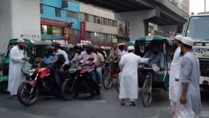 পথযাত্রীদের মাঝে মাদানী মজলিসের ইফতার বিতরণ