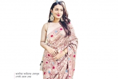 মিষ্টি হাসিতে মুগ্ধতা ছড়াচ্ছেন ফারিণ