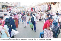 ছুটির দিনে জমজমাট ঈদবাজার, খুশি বিক্রেতারা  