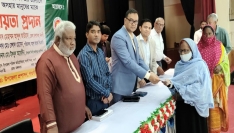 নওগাঁয় দুঃস্থদের মাঝে আর্থিক সহায়তা প্রদান