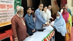 নওগাঁয় দুঃস্থদের মাঝে আর্থিক সহায়তা প্রদান
