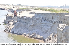 যমুনায় অসময়ে ভাঙন বিলীনের মুখে জমি স্থাপনা  