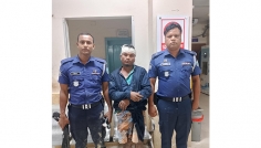 টহল পুলিশের গাড়ি গতিরোধ করে ডাকাতির চেষ্টা, অস্ত্রসহ গ্রেফতার ১