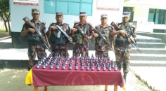 বেনাপোল ও চৌগাছা  সিমান্ত থেকে গাঁজা ,মদ, ফেনসিডিল সহ আটক -১
