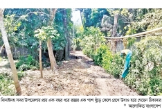 রাস্তা খুঁড়ে রেখে উধাও ঠিকাদার, জনভোগান্তি চরমে  