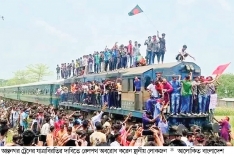 ট্রেনের যাত্রা বিরতি ও স্টেশন চালুর দাবিতে রেলপথ অবরোধ  