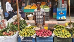 সিরাজগঞ্জে বাজারে উঠেছে আগাম জাতের আম-লিচু