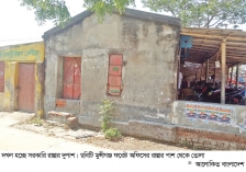 রাস্তার দুই ধারের সরকারি জমি দখলের প্রতিযোগিতা  