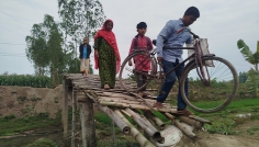 ১০ গ্রামের মানুষের যাতায়াতের একমাত্র ভরসা এখন ‘গলার কাটা’