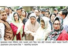 ফুলেল ভালোবাসায় ফিরলেন নেত্রী  