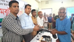 রাজবাড়ীতে রাসেল ভাইপার আতঙ্কে উদ্বিগ্ন কৃষক, সুরক্ষায় গামবুট বিতরণ