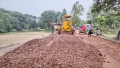 মানিকগঞ্জে ১১ কোটি টাকার রাস্তায় কাঁদা মাটি দিয়ে কম্পেকশন