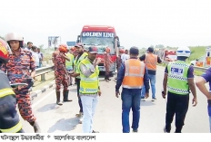 দাঁড়িয়ে থাকা অ্যাম্বুলেন্সকে বাসের ধাক্কা, এক পরিবারের নিহত পাঁচ  