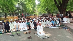 মঞ্চেই আন্দোলনকারীদের জুমার নামাজ আদায়
