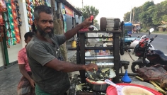 আখের রস বিক্রি করে চলে রাশিদের সংসার