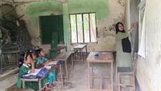 দুর্গাপুরে জরাজীর্ণ ভবনে ঝুঁকিপূর্ণভাবে চলছে পাঠদান