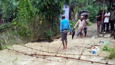 বাঁধ ভেঙে প্রবল স্রোতে ঢুকছে কুশিয়ারার পানি