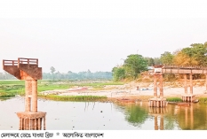 মেলান্দহে ব্রিজ ভেঙে দুই উপজেলার মানুষ দুর্ভোগে  