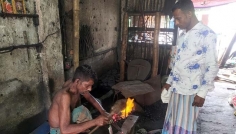 টুং টাং শব্দে ব্যস্ত সময় পার করছেন ফটিকছড়ির কামার শিল্পীরা