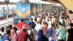 ঈদযাত্রা: কমলাপুর রেলস্টেশনে উপচে পড়া ভিড়