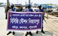 পটুয়াখালীর মহিপুরে ৩টি অবৈধ ট্রলিং বোট জব্দ 