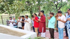 রাজবাড়ীতে বাবা-মায়ের কবর জিয়ারত করলেন সাবেক এমপি খৈয়ম