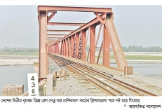 তিস্তা রেল সেতুতে ঝুঁকি নিয়েই চলছে ট্রেন  