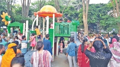 পার্কে উপচেপড়া ভিড়  
