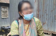 হিন্দু প্রেমিকের বাড়িতে বিয়ের দাবিতে মুসলিম নারীর অবস্থান