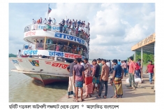 কাউখালী লঞ্চঘাটে যাত্রীদের ভিড়  