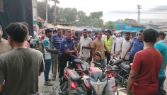 মানিকগঞ্জে ট্রাফিক পুলিশের অভিযান, অর্ধশতাধিক মোটরসাইকেল জব্দ
