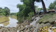 টেকসই বেড়িবাঁধ নেই, উখিয়ার ১০ গ্রামের মানুষের রাত কাটে আতঙ্কে