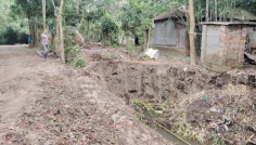 মানিকগঞ্জে বসতভিটা ও কৃষি জমির মাটি কেটে রাস্তা ভরাট