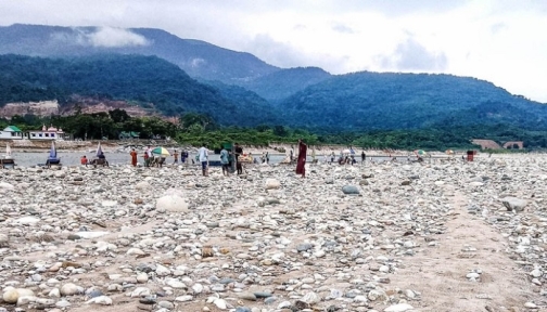 সিলেটে পাথর লুটের ঘটনায় মামলা, আসামি দেড় হাজার