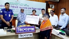 কিশোরগঞ্জে ১১৭১ প্রতিবন্ধী ও বিধবাদের আর্থিক অনুদান বিতরণ