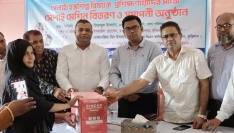 কুড়িগ্রামে দুর্গম চরাঞ্চলের নারীদের মাঝে সেলাই মেশিন বিতরণ