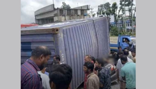 প্রাইভেটকারের ওপর উল্টে পড়ল কাভার্ডভ্যান, নিহত ৪