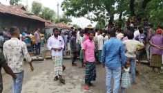 কুড়িগ্রামে সারের দাবিতে সড়ক অবরোধ, অবরুদ্ধ কৃষি কর্মকর্তা