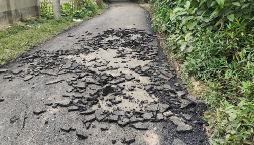 হিলিতে সড়কে নিম্নমানের কাজ, উঠে যাচ্ছে কার্পেটিং