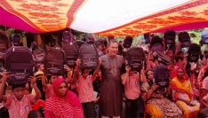 নওগাঁয় শিক্ষার্থীদের শিক্ষা উপকরণ বিতরণ