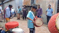 কটিয়াদীতে জমে উঠেছে ৫০০ বছরের ঐতিহ্যবাহী ঢাকের হাট