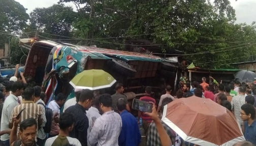 ফেনীতে নিয়ন্ত্রণ হারিয়ে বাস দোকানে, নিহত ৩