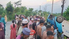 খাদে উল্টে পড়া বাসের চাপায় মা-মেয়ের মৃত্যু