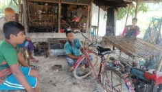 অন্ধত্বের আঁধার পেরিয়ে ছুটে চলেছেন চুয়াডাঙ্গার মঙ্গল মিয়া