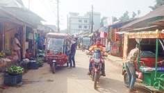 দুর্গাপুরে লকডাউন ঠেকাতে কঠোর অবস্থানে বিএনপি, যান চলাচল স্বাভাবিক