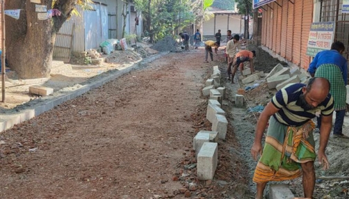 মানিকগঞ্জে রাস্তা নির্মাণে অনিয়মের অভিযোগ