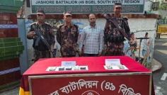 ভারত থেকে ফেরার পথে মার্কিন ডলার ও সৌদি রিয়ালসহ আটক ১